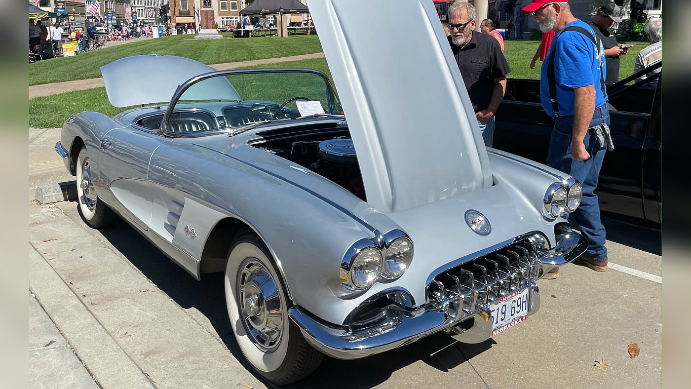 Click to Enlarge-Esc to Close Corvette Generations/C1/C1 1960 Silver Blue 2.jpg